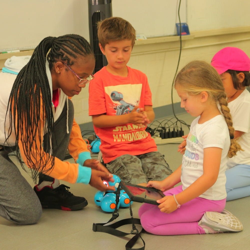 RoboKids: Engineering Adventures with the Dash Robot for Grades 2 - 3 - Brains & Motion