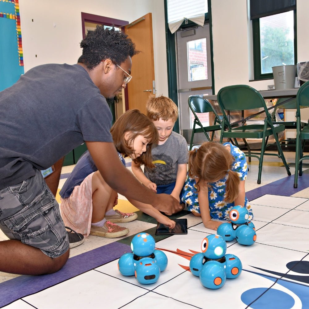 RoboKids: Engineering Adventures with the Dash Robot for Grades 2 - 3 - Brains & Motion